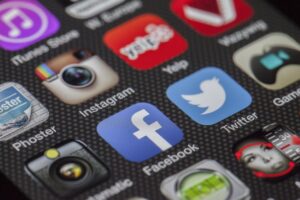 5 AMAZING APPS TO USE SOCIAL MEDIA ON DIGITAL SIGNAGE